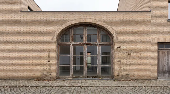 BEFORE photo — dilapidated original curved window, single glazing