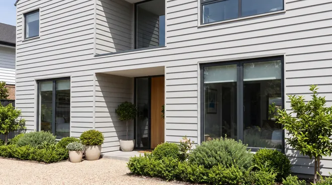 Photo APRÈS — bardage fibres-ciment gris clair posé