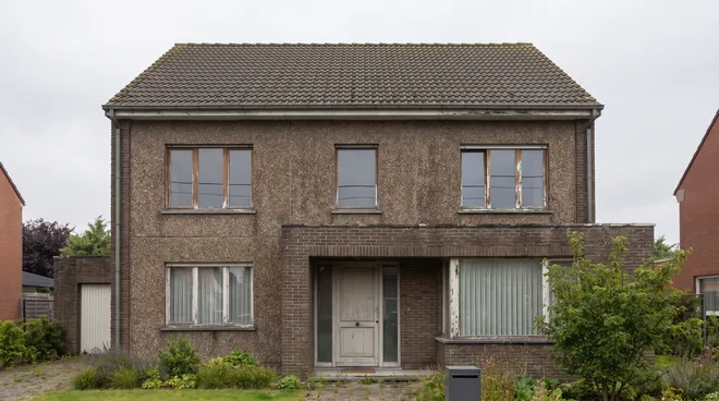 Foto VOOR — huis uit de jaren 70, enkele beglazing en stookolieketel
